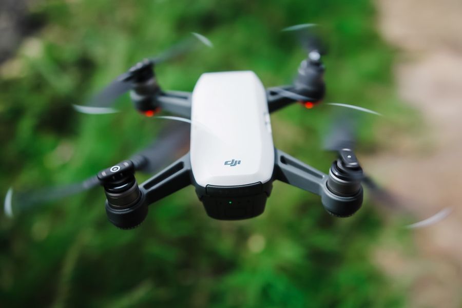 filmowanie dronem przez wypożyczalnie